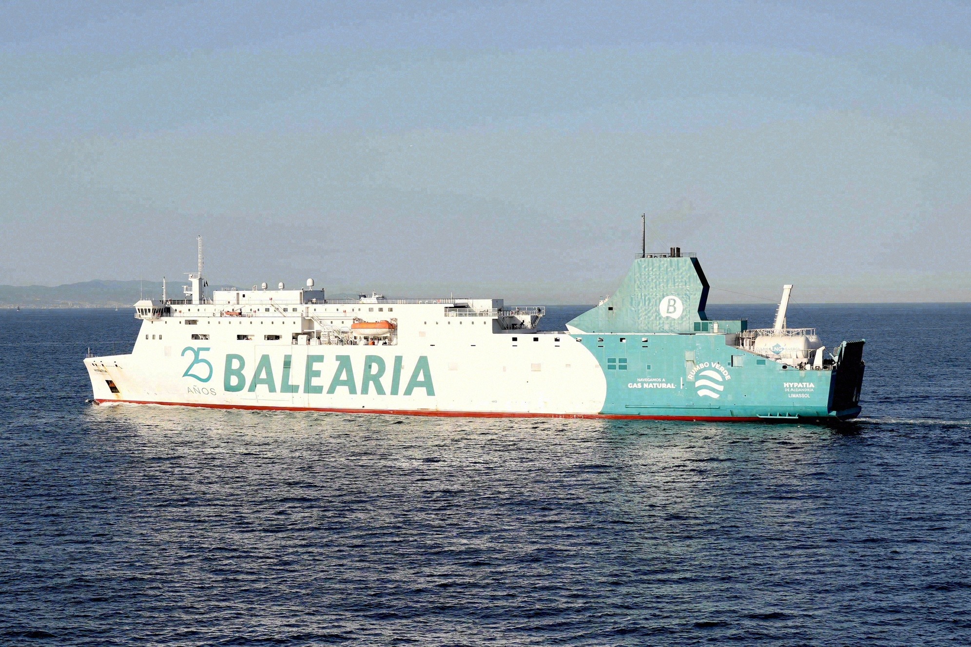 Die Baleària-Fähre Hypatia de Alejandría in Fahrt auf dem westlichen Mittelmeer