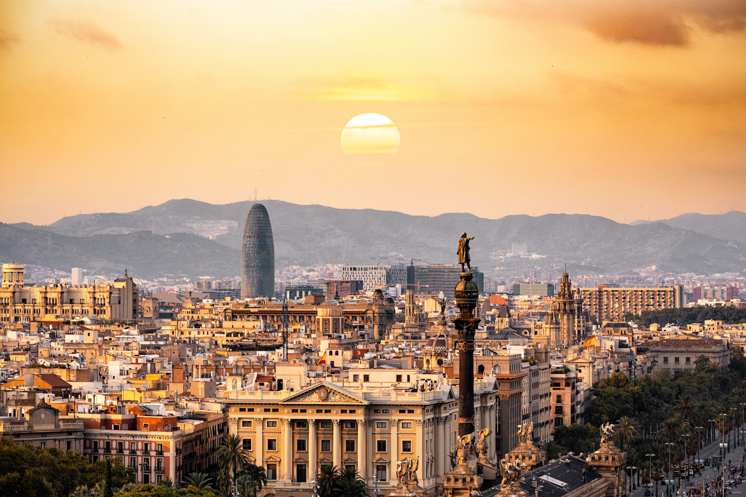 Das Kolumbus-Denkmal am Ende der Rambla weist zum Hafen von Barcelona, deinem Startpunkt nach Algier.