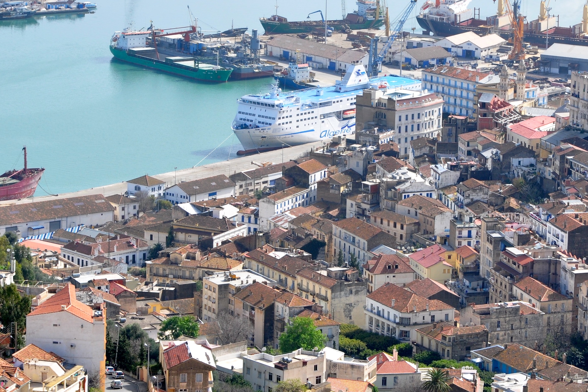 Der Hafen und die dicht bebaute Altstadt von Béjaïa - dein Ankunftsort am Tor zur Kabylei.