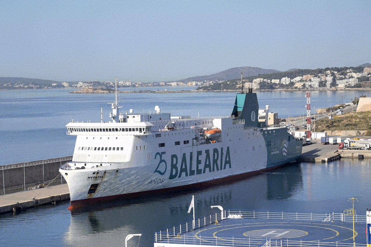 Die Baleària-Fähre Hypatia de Alejandría im Hafen von Palma de Mallorca