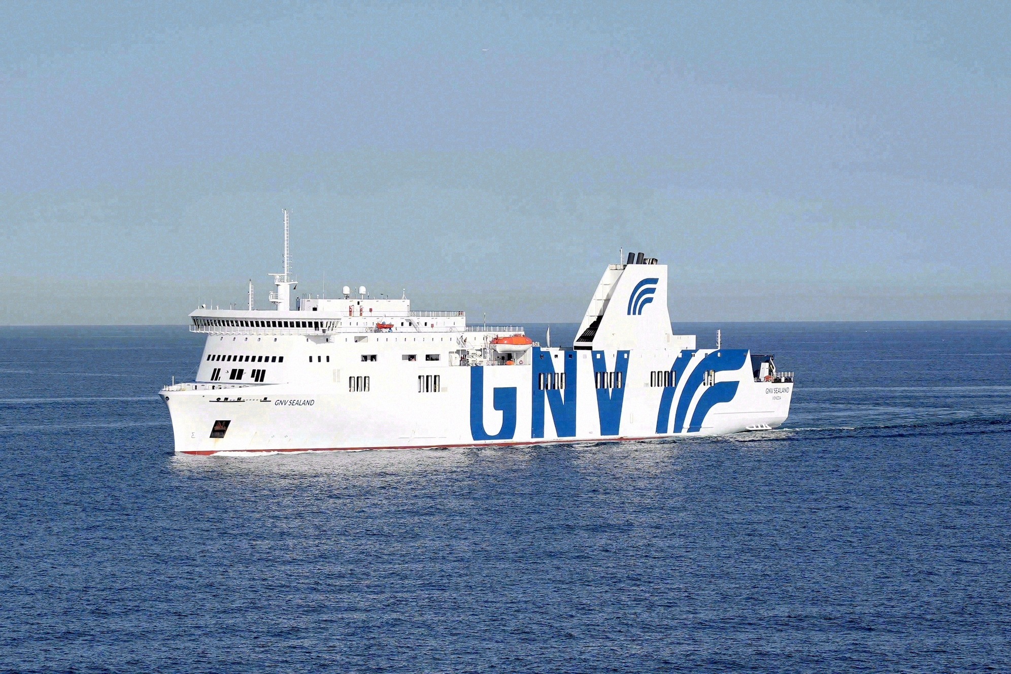 Die GNV-Fähre GNV Sealand in voller Fahrt auf dem westlichen Mittelmeer