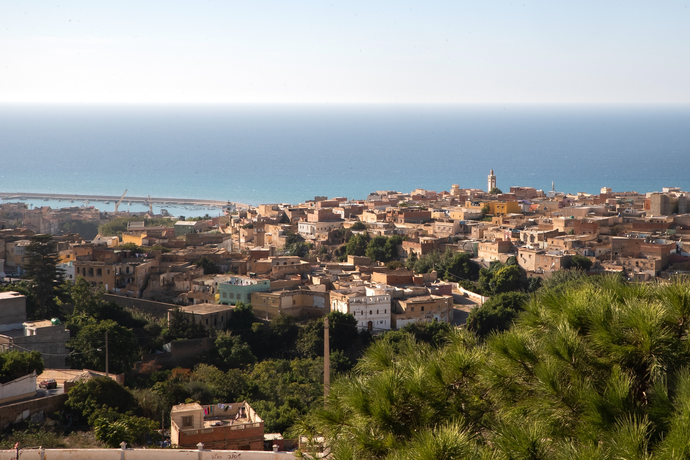 Panoramablick auf die Küstenstadt Mostaganem, deinen Ankunftsort im Westen Algeriens.