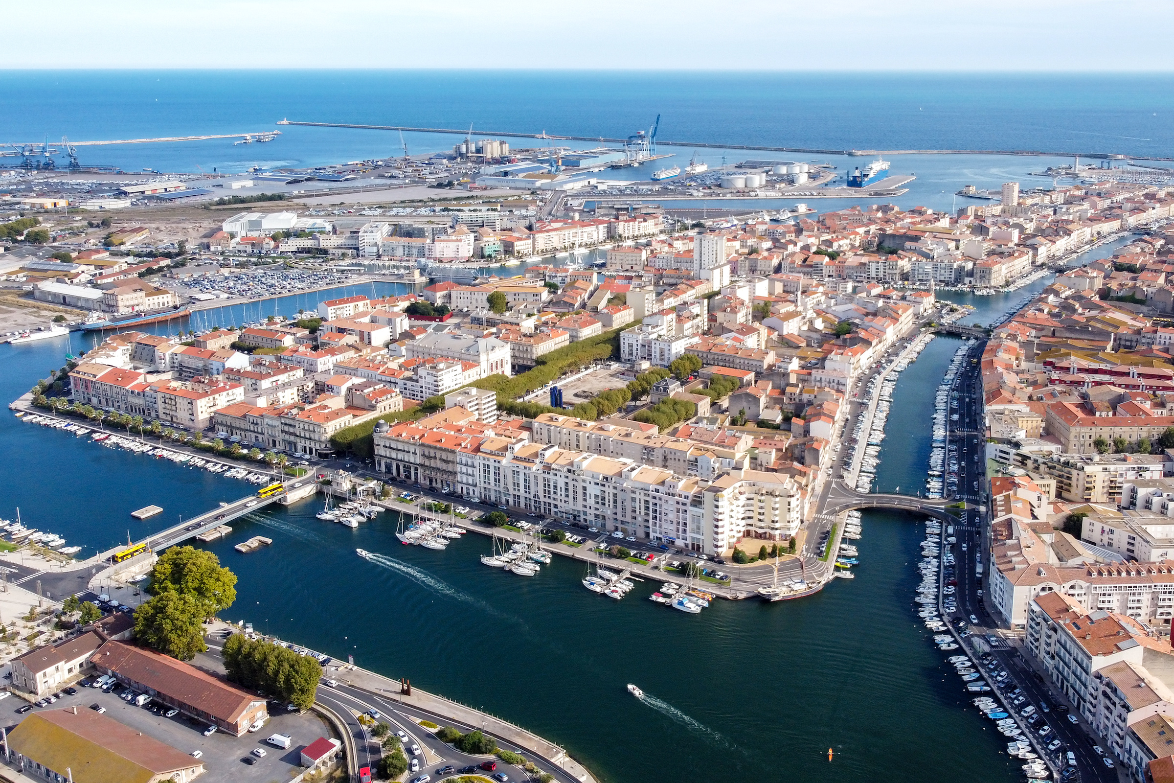Die Kanäle und die Altstadt von Sète aus der Vogelperspektive - Ausgangspunkt deiner Fähre in die Kabylei.