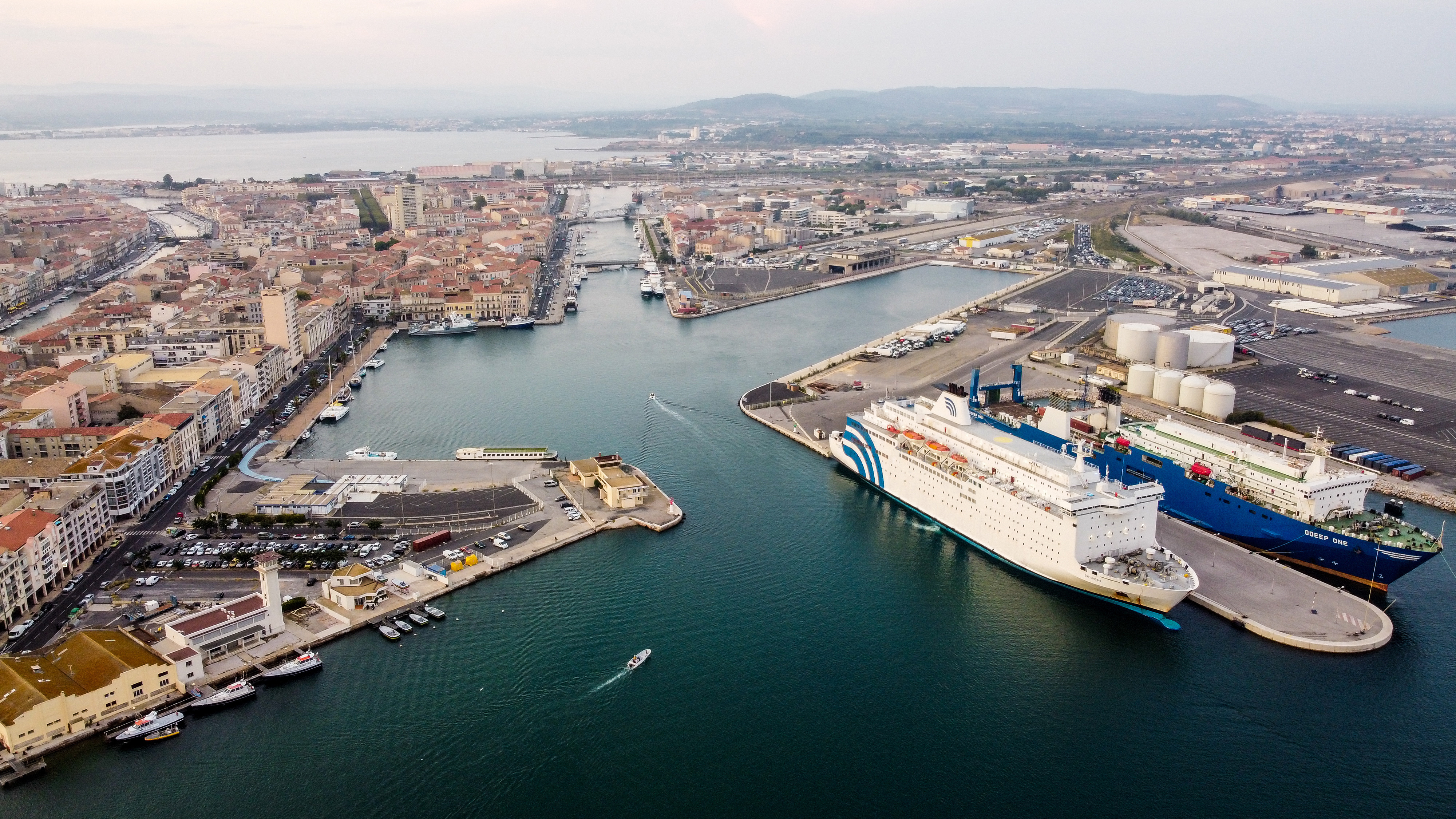 Luftaufnahme des Fährhafens von Sète - von hier geht es mit GNV über das westliche Mittelmeer nach Algier.