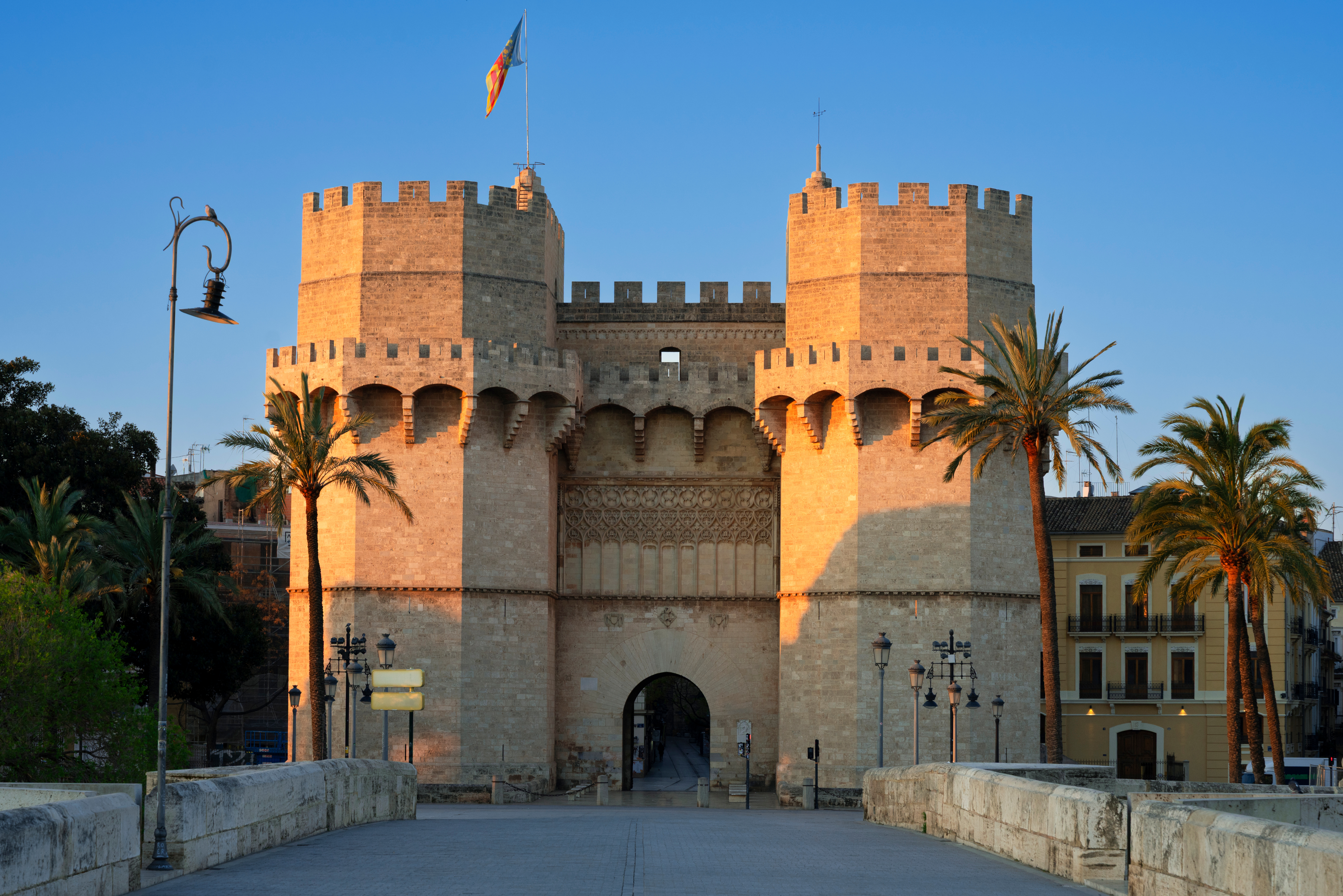 Die Torres de Serranos, eines der historischen Stadttore Valencias - von hier ist es nicht weit zum Fährterminal am Hafen.